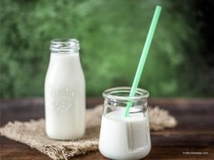 Zwei Milchgläser stehen auf einem Tisch. Milch ist ein Vitamin-B12-Lebensmittel.