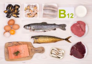 Lebensmittel mit viel Vitamin B12: Fisch, Meeresfrüchte, Leber, Rindfleisch, Eier, Joghurt