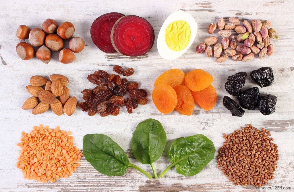 Nüsse, Trockenfrüchte, Gemüse, Ei. Pflanzenbetonte Ernährung kann zu Vitamin-B12- und Eisenmangel führen.