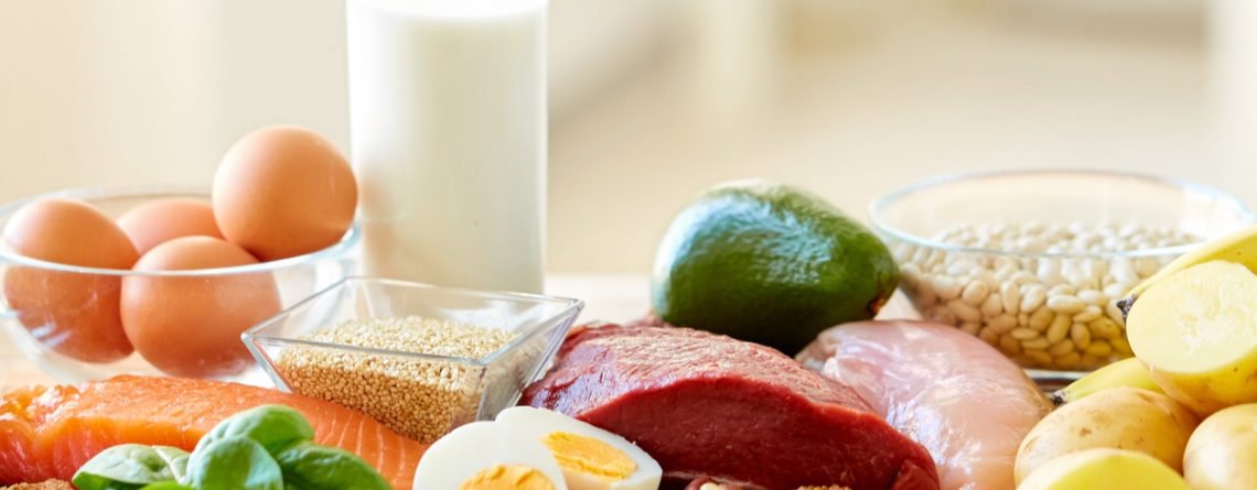 Lebensmittel mit Vitamin B12: Eier, Rindfleisch, Geflügel, Milch, Lachs. Ihr Verzehr hilft, einen Winterblues zu überwinden.