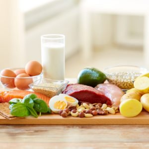 Lebensmittel mit Vitamin B12: Eier, Rindfleisch, Geflügel, Milch, Lachs. Ihr Verzehr hilft, einen Winterblues zu überwinden.