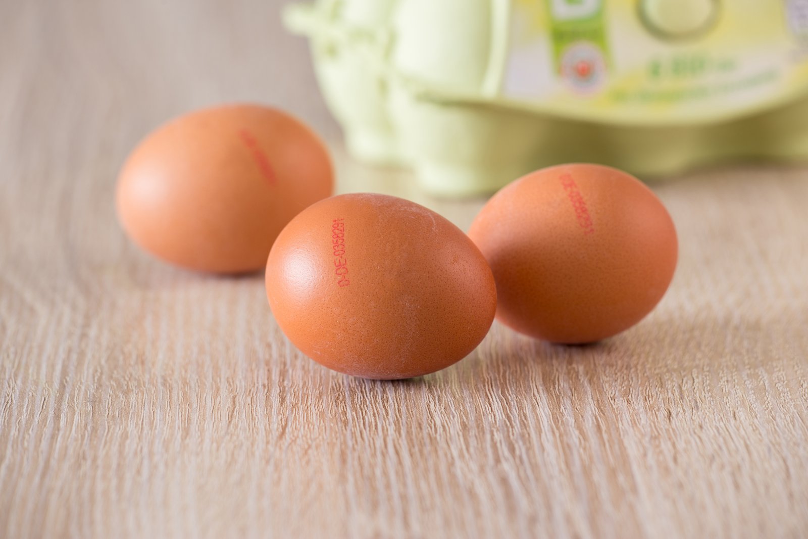 Drei Biosiegel-Eier mit Kontrollstell-Nummer