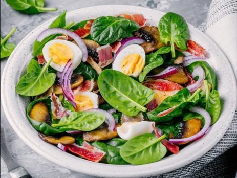 Lunch Bowl mit Spinat, Pilzen, Ei und roten Zwiebeln: Die Bowl liefert Vitamin B12 und Eisen.