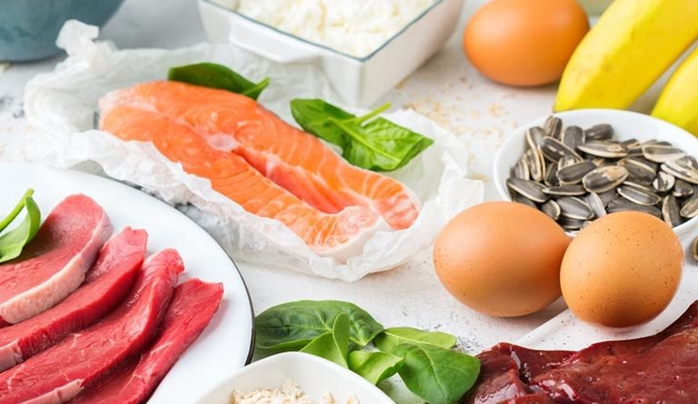 Eier, Bananen, Spinat, Fleisch, Fisch, Kartoffeln: Allesamt Lebensmittel mit viel Vitamin B6, B12 und Folsäure. Ihr Verzehr trägt zum Schutz vor hohen Homocysteinwerten bei - gut für die Herzgesundheit.