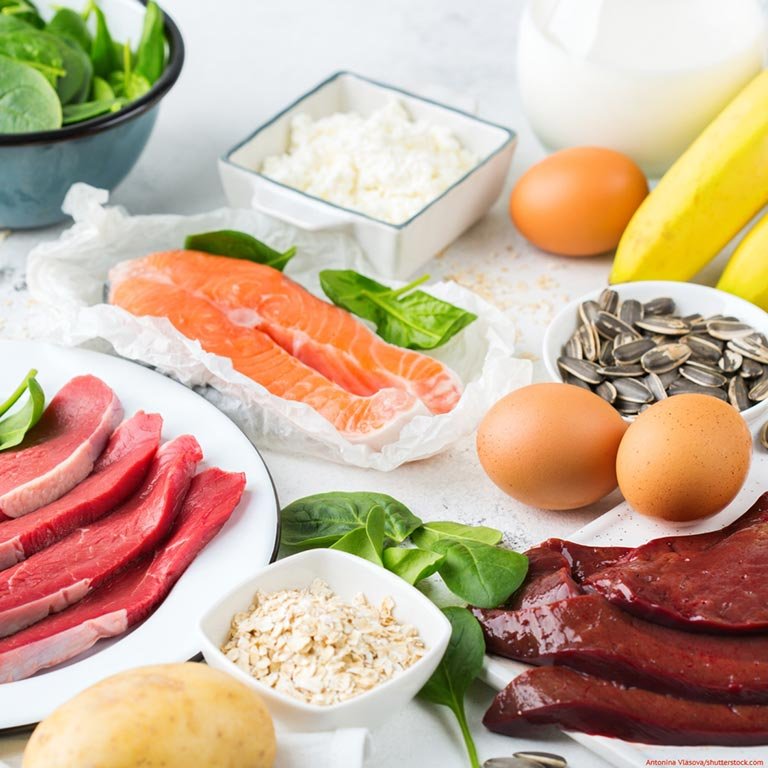 Eier, Bananen, Spinat, Fleisch, Fisch, Kartoffeln: Allesamt Lebensmittel mit viel Vitamin B6, B12 und Folsäure. Ihr Verzehr trägt zum Schutz vor hohen Homocysteinwerten bei - gut für die Herzgesundheit.