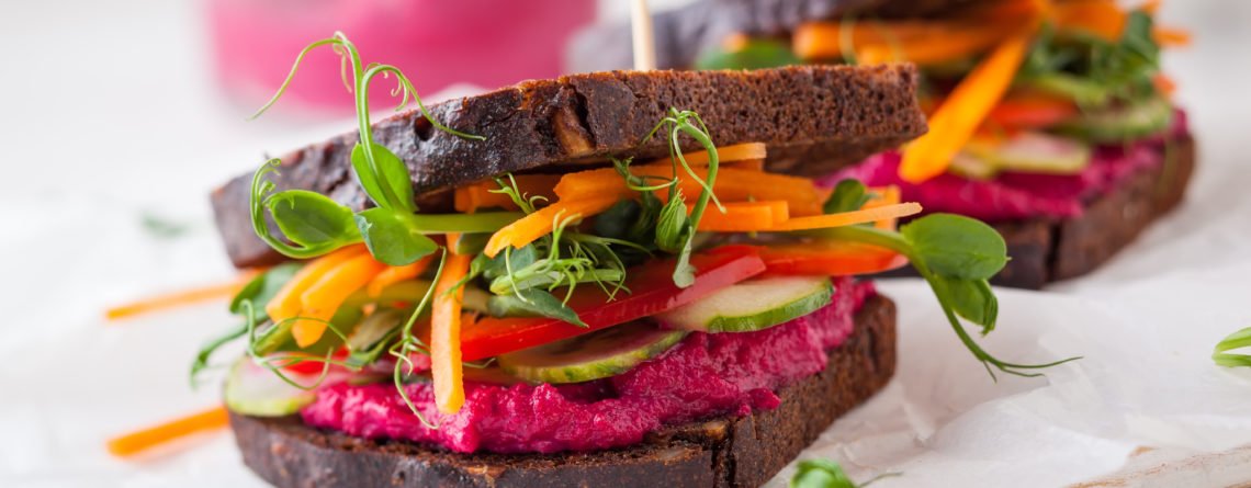 Veganen Sandwiches mit rote Beete Hummus, Sprossen und Gemüse fehlt wie allen veganen Gerichten Vitamin B12. Veganer müssen Vitamin B12 daher supplementieren oder angereicherte Lebensmittel verzehren.