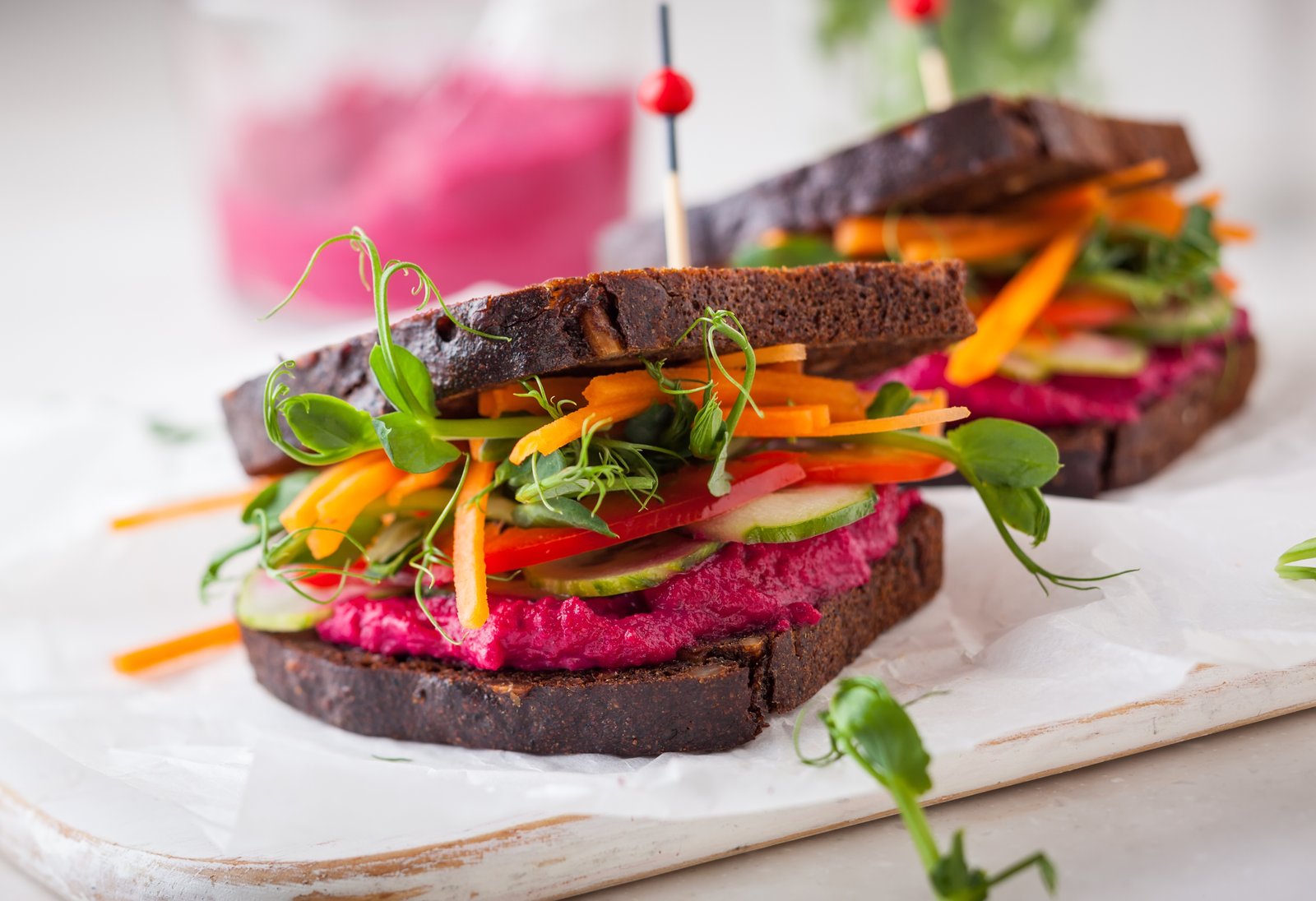 Veganen Sandwiches mit rote Beete Hummus, Sprossen und Gemüse fehlt wie allen veganen Gerichten Vitamin B12. Veganer müssen Vitamin B12 daher supplementieren oder angereicherte Lebensmittel verzehren.