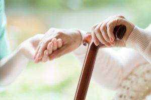 Eine helfende Hand: Vitamin B12 ist wichtig für gesunde Knochen