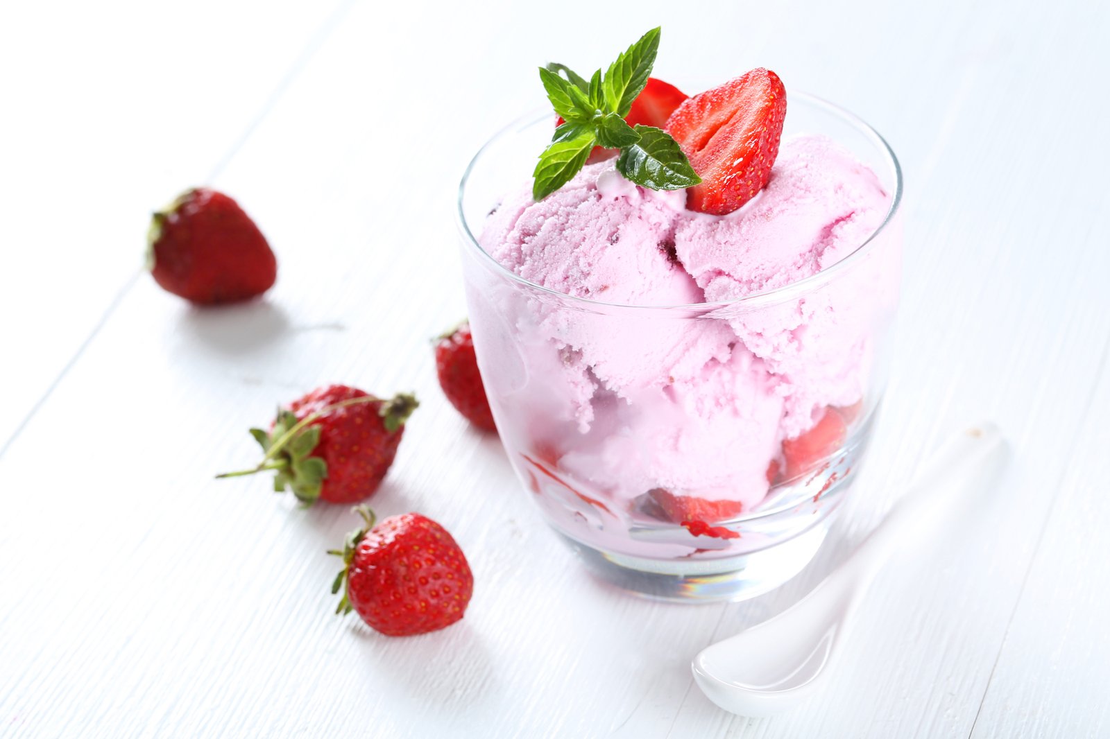 Rezepte mit Vitamin B12 und Folsäure: Kirsch-Joghurt Eis, Joghurt-Becher mit Früchten und Tiramisu