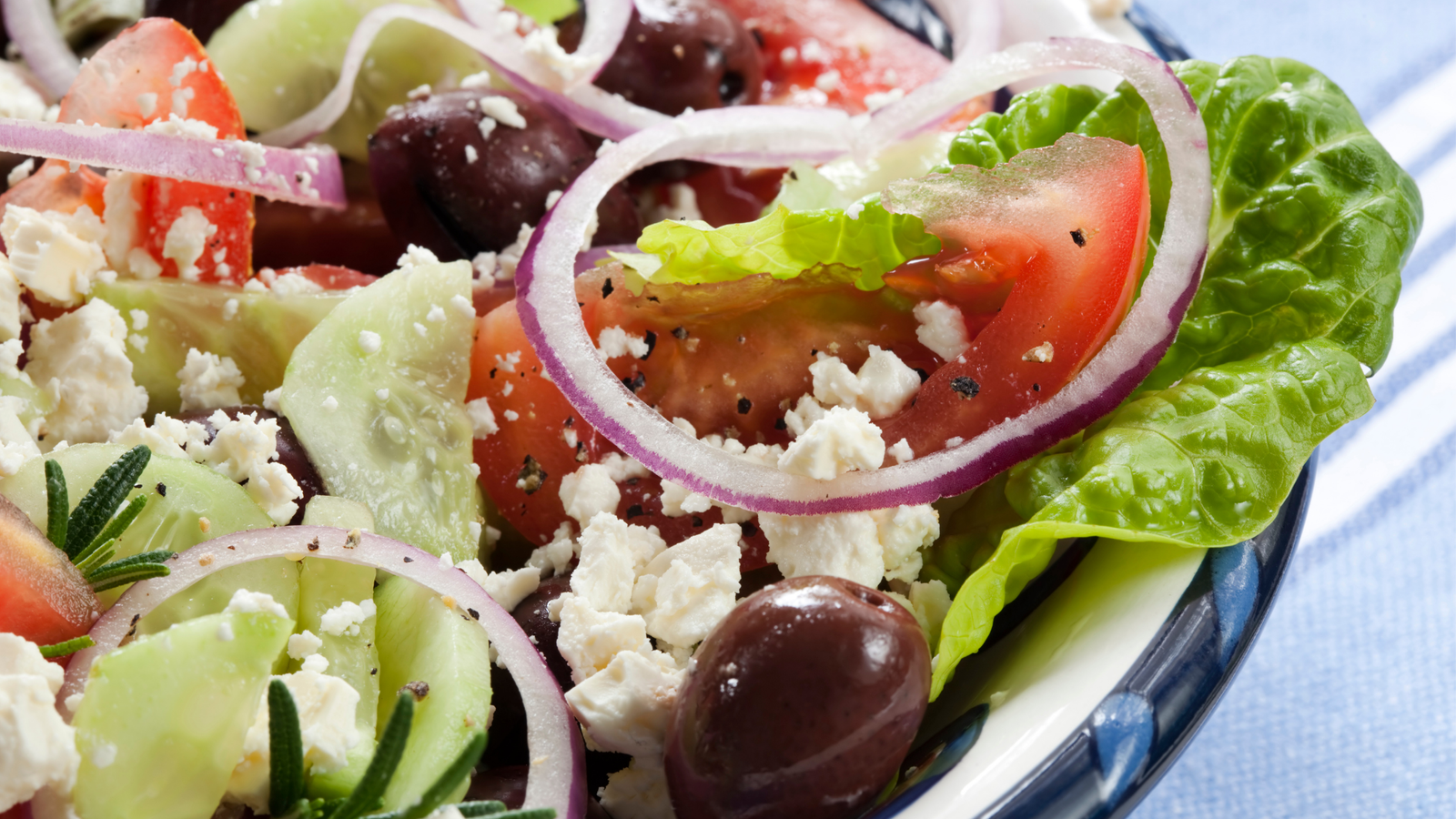 Vitamin B12 und Vitamin B1 in griechischem Salat. Mit Oliven, Tomaten, Schafskäse, roten Zwiebeln